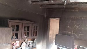 Dejó cargando un celular en su pieza y se desató un incendio que la dejó con lo puesto