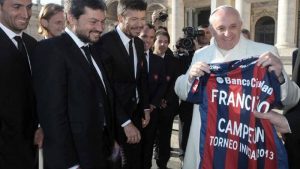 Francisco, el "Papa futbolero" que llevó a San Lorenzo en el corazón