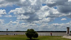 Martes con algunas nieblas en la mañana, luego cielo parcialmente nublado