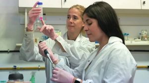 Qué es el "covid prolongado": el virus llegaría a distintos tejidos del cuerpo a través de la sangre