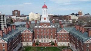 La Universidad de Harvard demanda a la administración Trump por la congelación de fondos