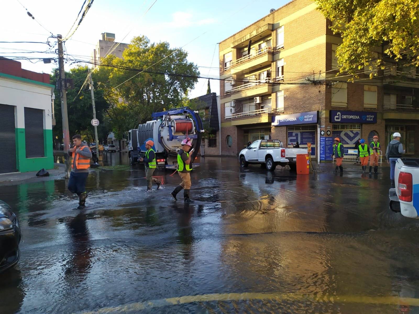 Colapsó un caño de agua en zona sur y hay calles y casas inundadas