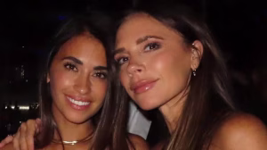 Antonela Roccuzzo eligió un impactante vestido verde y Victoria Beckham le dejó un mensaje
