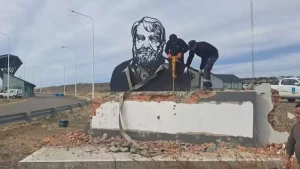 Echaron al responsable de destruir el monumento a Osvaldo Bayer