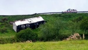 Levantaron el acoplado de un camión que se había desprendido en plena marcha en la autopista a Buenos Aires