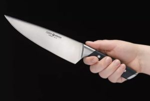 Una mujer apuñaló a un hombre en el pecho y fue detenida por tentativa de homicidio