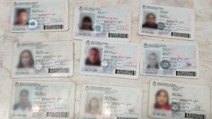 Encontraron más de diez documentos tirados en una vereda del centro rosarino