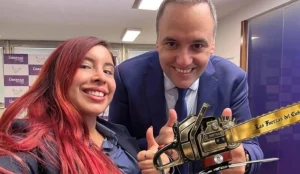 Adorni llevó a una "tiktoker" libertaria en la comitiva que viajó a despedir a Francisco