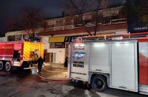 Incendio destruyó dos viviendas en zona oeste: una madre y sus tres hijos lo perdieron todo