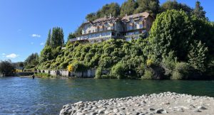 Dónde queda "el Caribe de la Patagonia": el río de agua cálida ideal para bañarse y pescar truchas