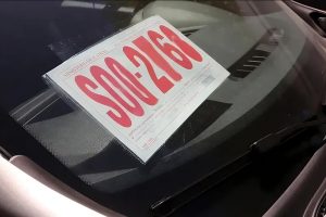 Autos con papeles en lugar de patentes: ¿a qué se debe?