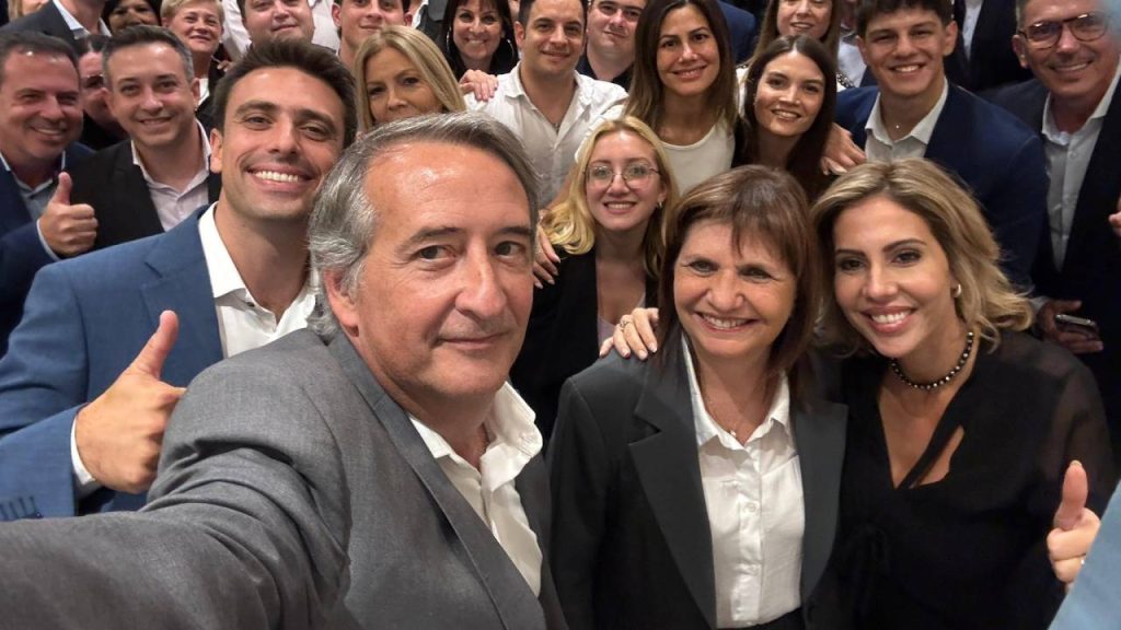 Chiquero libertariano: sin invitar ni al gobernador ni al intendente, Bullrich montó acto de campaña con el Plan Bandera