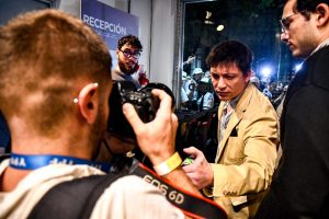 Antes del debate porteño, Santiago Caputo increpó al fotógrafo de Tiempo Argentino y le hizo un grave gesto de intimidación