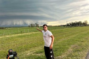 Cómo es ser cazatormentas: un aficionado a los fenómenos climáticos peligrosos que está dispuesto a todo con tal de capturarlos en imágenes