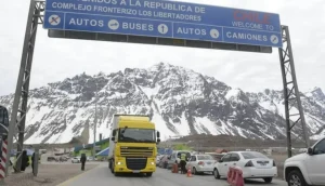 Éxodo argentino a Chile: los cruces de frontera se multiplican y los comercios abren a pesar del feriado