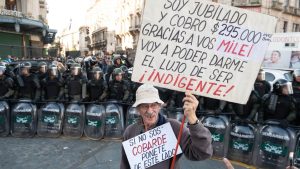 Los jubilados marcharon una vez más al Congreso: hubo empujones, gritos y detenidos
