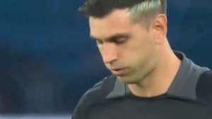 El Dibu Martínez volvió a provocar a los franceses en un partido de su club contra el PSG y lo insultó todo el estadio