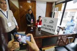 Ecuador elige presidente en medio de incertidumbre y polarización