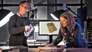 Hallazgo sin precedentes: descifraron por primera vez el contenido de un manuscrito sobre el mago Merlín y el rey Arturo