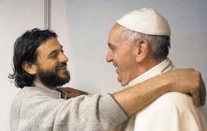 "Tierra, techo y trabajo": el largo abrazo del papa Francisco a los movimientos sociales