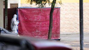 Venía en auto, le quisieron robar, se bajó para pelear, recibió un puntazo y terminó atropellando a una mujer: murieron los dos