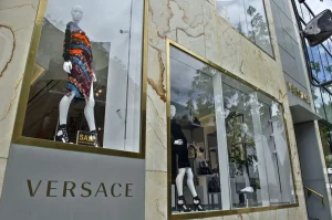 La casa de moda Prada anunció la adquisición de Versace por una cifra que supera los mil millones de euros