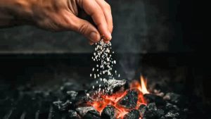 Dato para los parrilleros: por qué hay que tirar sal sobre las brasas cuando se hace un asado