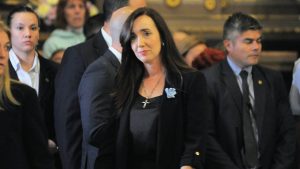 Abuchearon a Victoria Villarruel a la salida de la misa por el papa Francisco