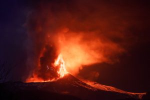 Nueva erupción del volcán Etna en el sur de Italia