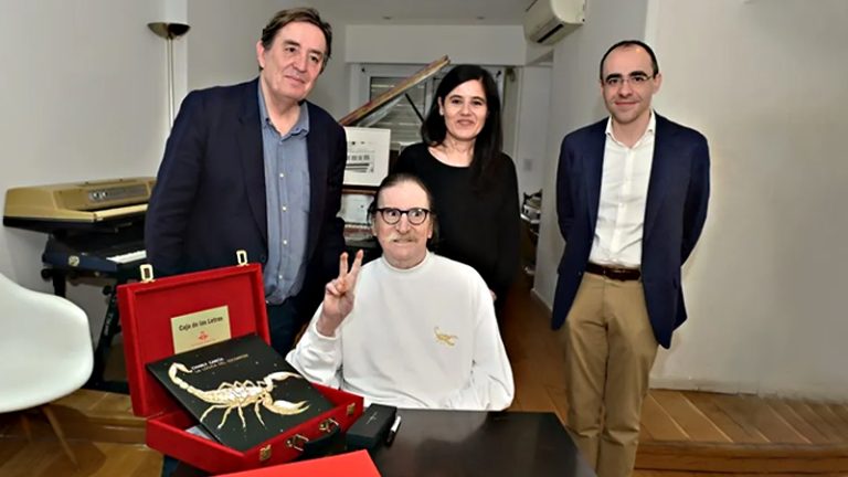 El maestro Charly García cedió como legado un disco y letras de dos de sus canciones al Instituto Cervantes de España