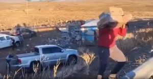 Un camión volcó, el chofer murió y los vecinos saquearon la mercadería