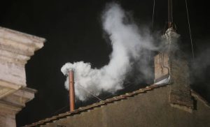 Cónclave: los compuestos químicos del humo de las fumatas