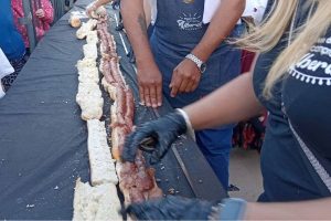 Pasó en Santo Tomé: cocinó el choripán más largo del mundo y rompió un récord Guinness
