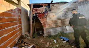 Encuentran a un bebé abandonado y desnudo: los padres estaban alcoholizados