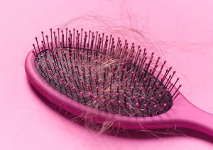 El impresionante truco para que los pelos no se queden en el cepillo: con un solo ingrediente