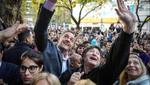 Escándalo: militantes libertarios revelaron que les prometieron "25 mil pesos" por ir al acto de Adorni