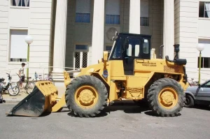 Chocó contra una máquina vial estacionada en contramano y perdió un embarazo: condenaron al municipio