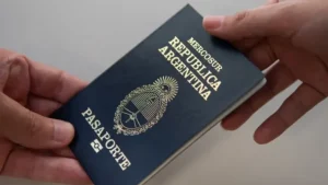 Cómo es el nuevo trámite para gestionar en simultáneo el pasaporte y la autorización de viaje a menores