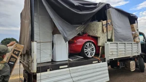 Secuestraron un auto BMW valuado en casi $100 millones dentro de un camión de mudanza