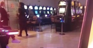 Indignante suceso en Mar del Plata: una mujer murió en un bingo y los apostadores continuaron jugando