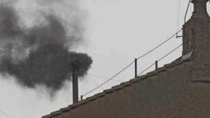 Hubo fumata negra y todavía no hay Papa: cuándo puede ser nombrado en el Cónclave el sucesor de Francisco