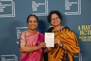 Banu Mushtaq y la traductora Deepa Bhasthi.