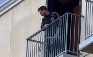 Messi salió al balcón a saludar a los hinchas y generó locura en San José