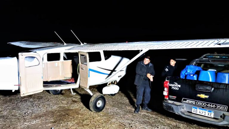 En la avioneta abandonada en la zona rural secuestraron una antena satelital, dinero