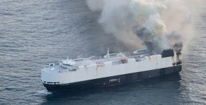 Barco que transportaba 3 mil autos eléctricos se hundió tras incendio por la batería de un rodado y temen daño ecológico