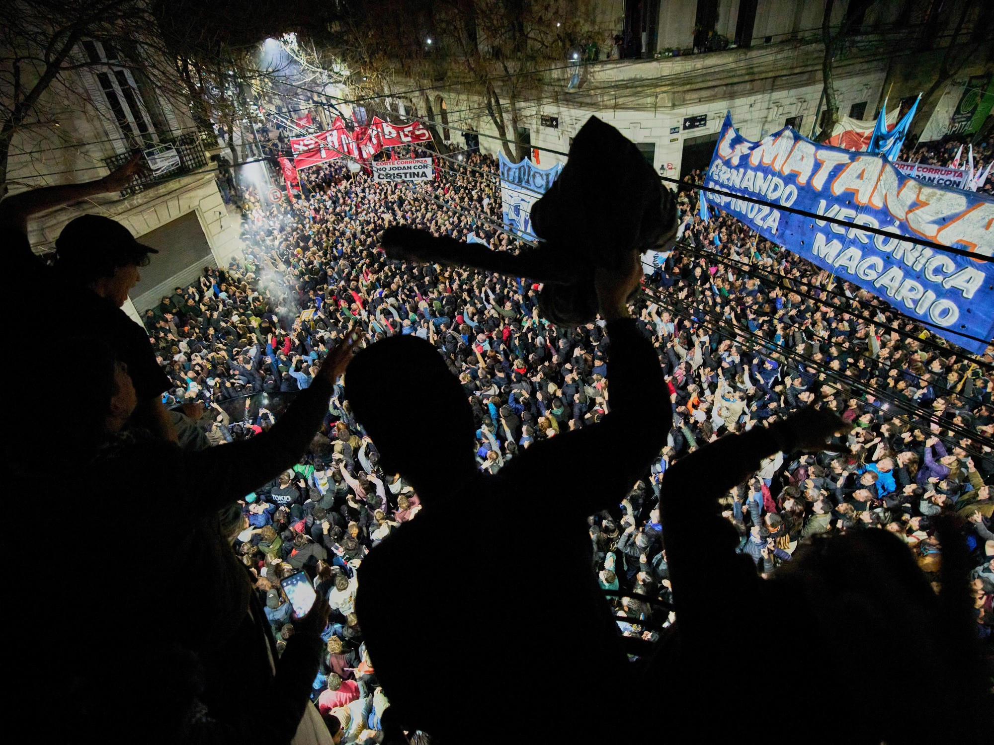 En repudio al fallo contra Cristina cientos de manifestantes marchan por Avenida de Mayo hacia la Casa Rosada