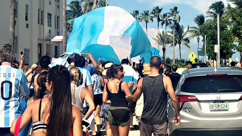 Hinchas caminando