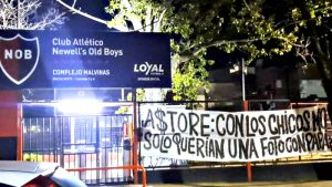 Colgaron una bandera con una chicana en el predio donde entrenaban los chicos de Newell’s sancionados