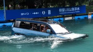 Cómo es el yate sobre ruedas, el revolucionario 4x4 que flota en el agua