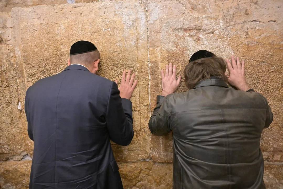 Javier Milei Inicia Gira en Israel con Emotiva Visita al Muro de los Lamentos